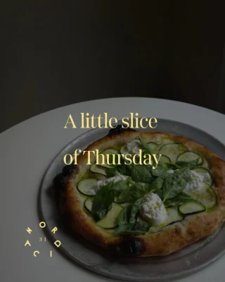 Twee verse zuurdesem pizzette met seizoensgroenten