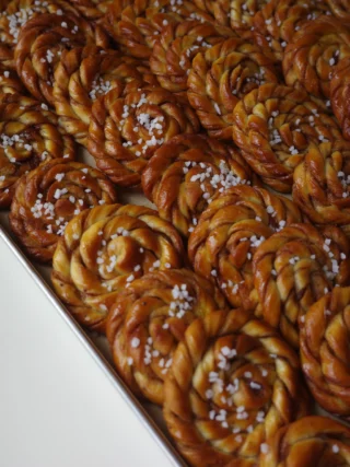 Schaal met mini kaneel- en kardemombuns, klaar om te delen