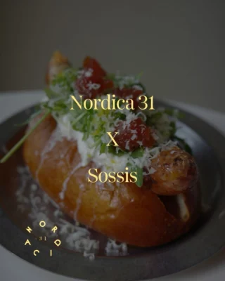 Pavarotti hotdog van Sossis met tomatenjam, burrata, rucola en parmezaan