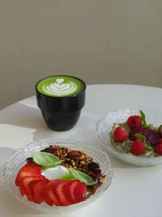 Gezond ontbijt met Skyr, bessen en een matcha latte