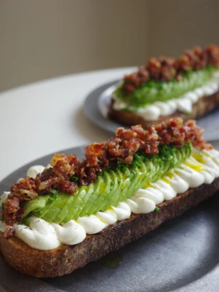 Geroosterde zuurdesemtoast met cream cheese, avocado en karamel spek