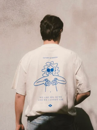 Zacht wit Nordica 31 T-shirt gedragen tijdens een koffiepauze